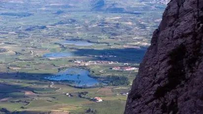 Lagunas entre viñas, donde las aves descansan